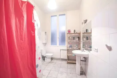 Badezimmer; fliesenboden, tageslicht