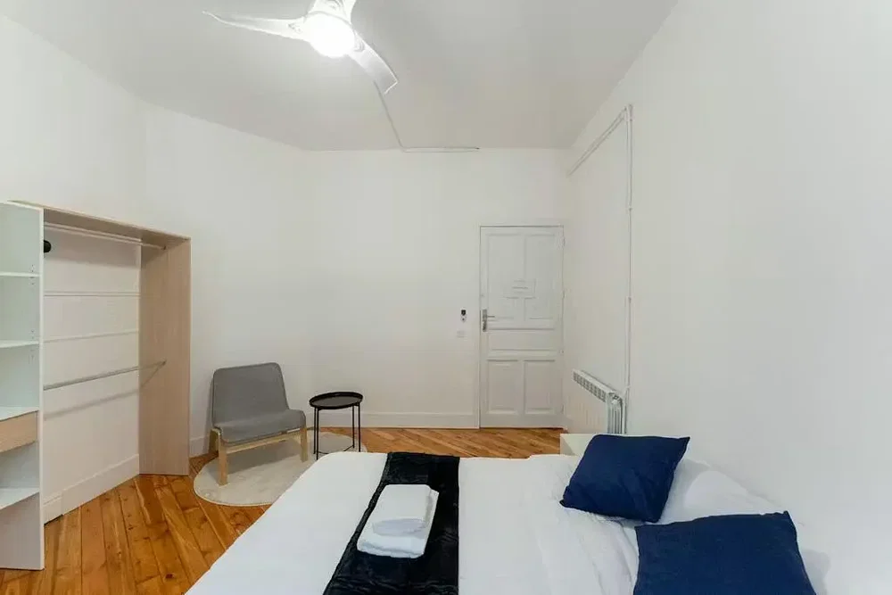 Schlafzimmer; holzboden, tageslicht