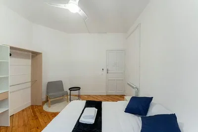 Schlafzimmer; holzboden, tageslicht