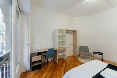 Schlafzimmer; holzboden, tageslicht