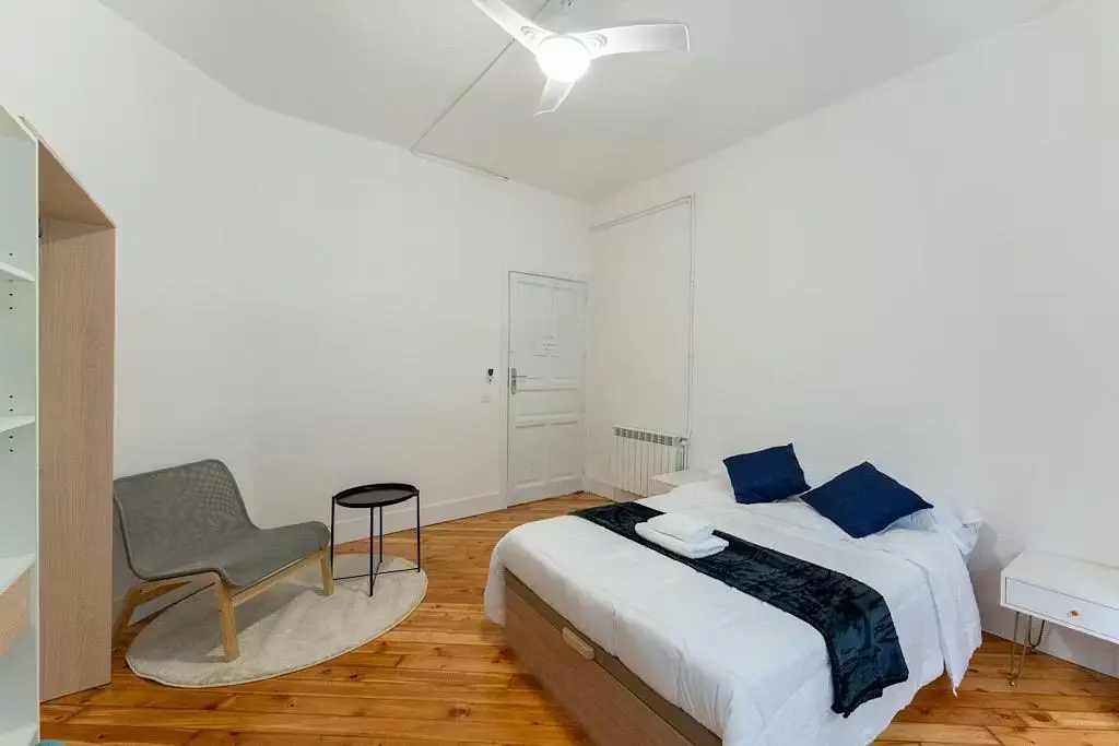 Schlafzimmer; holzboden, tageslicht