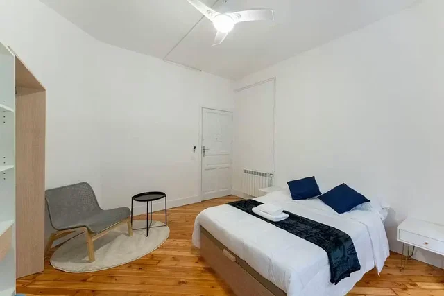 Schlafzimmer; holzboden, tageslicht