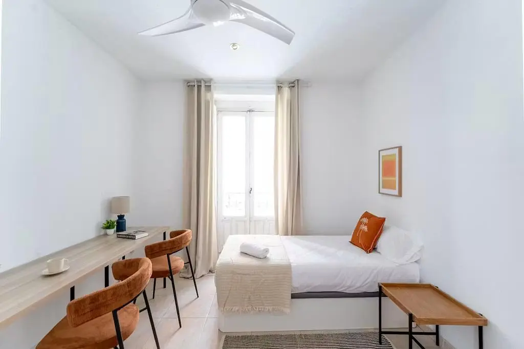 Schlafzimmer; tageslicht, moderner stil