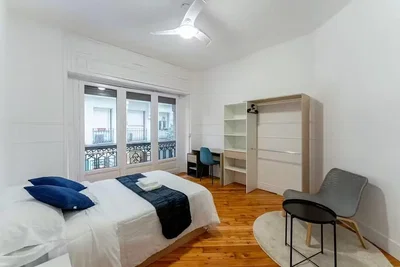Schlafzimmer; holzboden, tageslicht