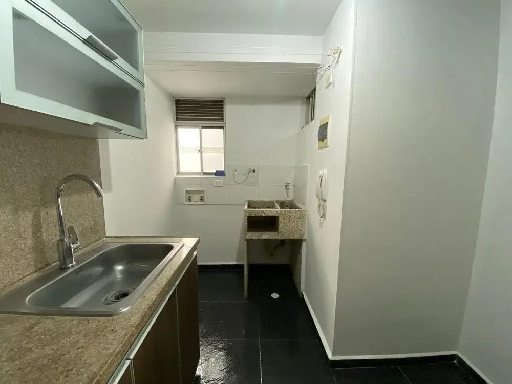 Cozinha; chão de azulejo, precisa de renovação
