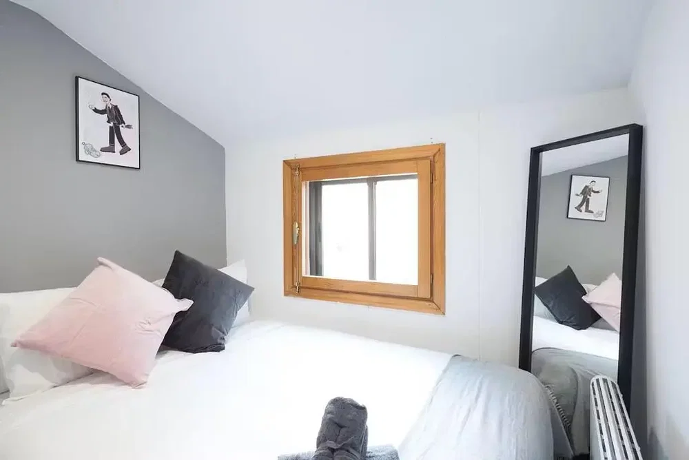 Camera da letto; luce naturale, stile moderno