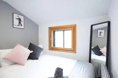Camera da letto; luce naturale, stile moderno