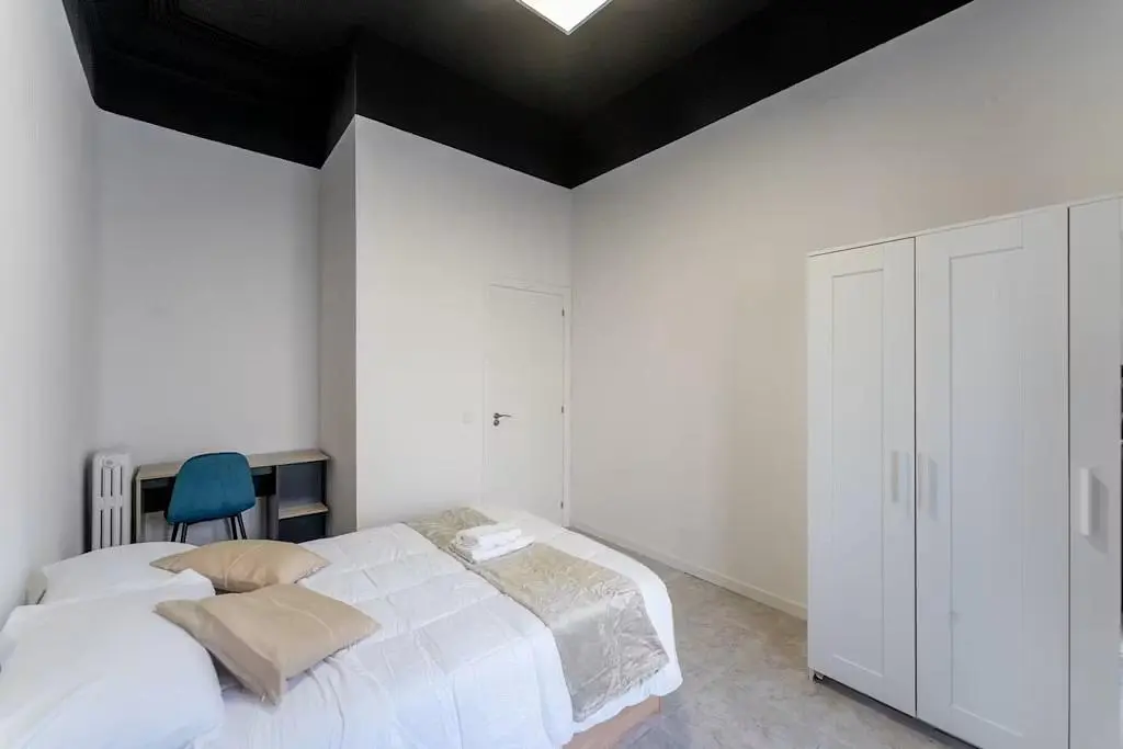 Camera da letto; luce naturale, pavimento in legno