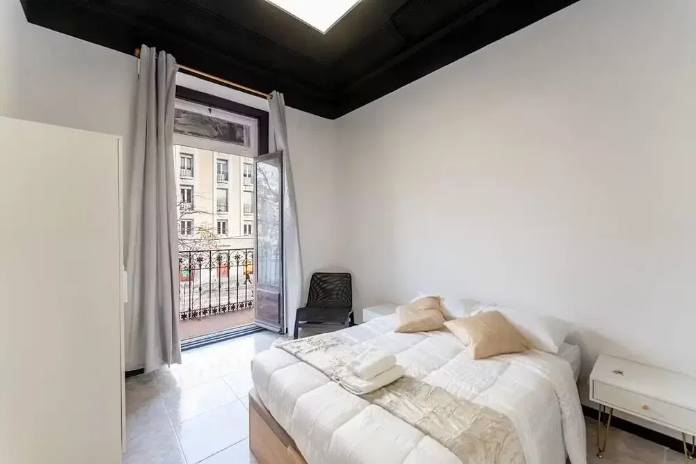 Camera da letto; luce naturale, vista