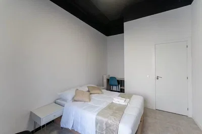Camera da letto; pavimento in piastrelle, luce naturale