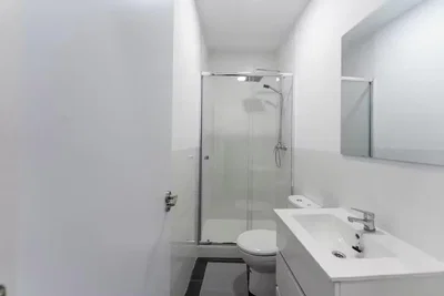 Banyo; doğal ışık, fayans zemin