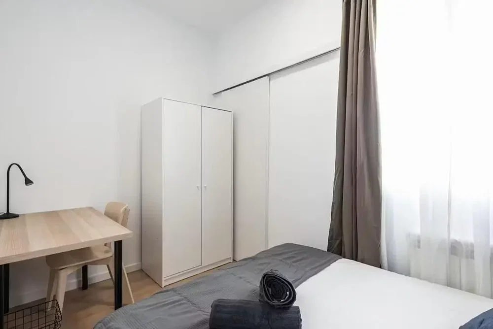 Camera da letto; luce naturale, pavimento in legno
