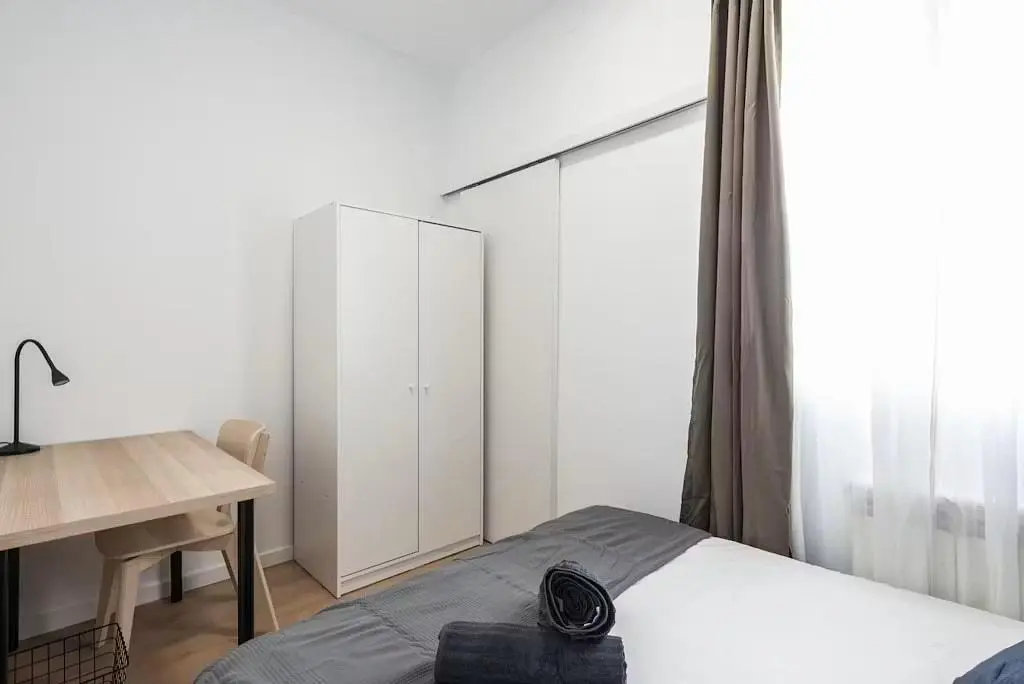Camera da letto; luce naturale, pavimento in legno