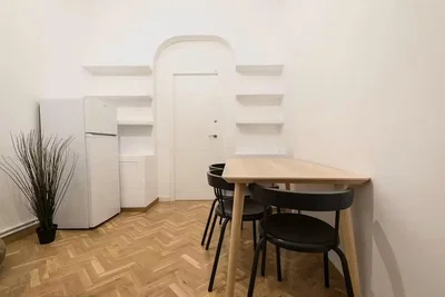 Kuhinja; drveni pod, pločice, prirodno svjetlo