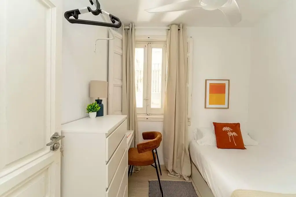 Camera da letto; luce naturale, stile moderno
