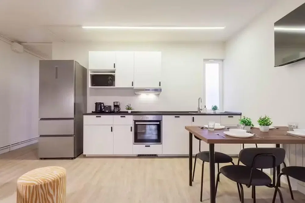 Kuhinja; kuhinjski aparati, drveni pod, prirodno svjetlo, moderni stil