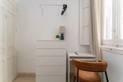Camera da letto; luce naturale, pavimento in piastrelle