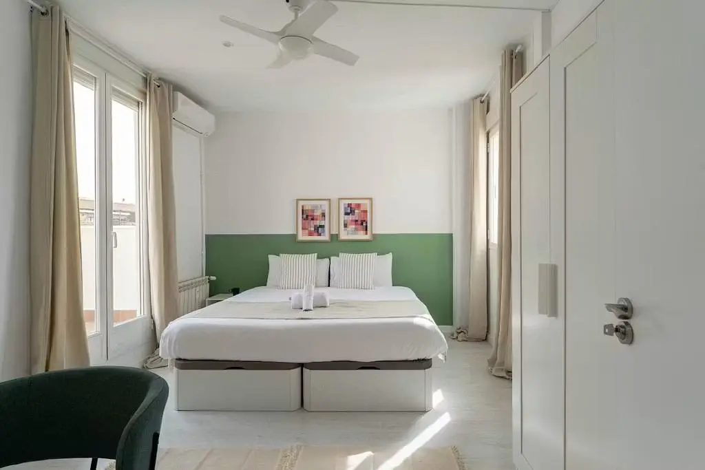 Camera da letto; luce naturale, pavimento in piastrelle