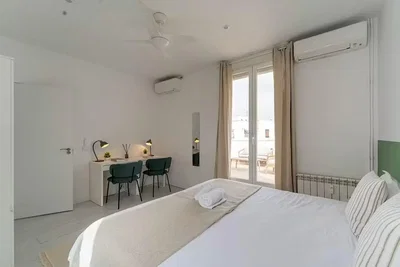 Camera da letto; luce naturale, pavimento in legno