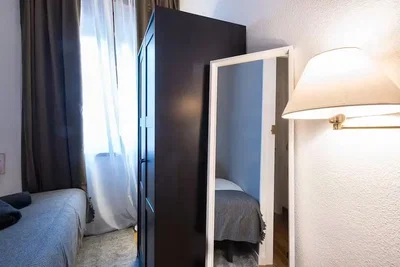 Camera da letto; luce naturale, pavimento in legno