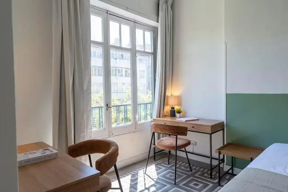 Camera da letto; luce naturale, pavimento in legno