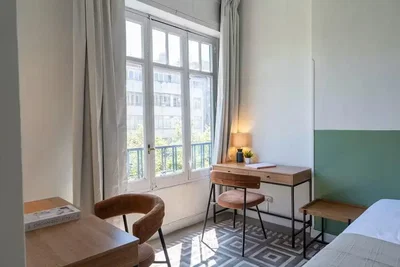 Camera da letto; luce naturale, pavimento in legno