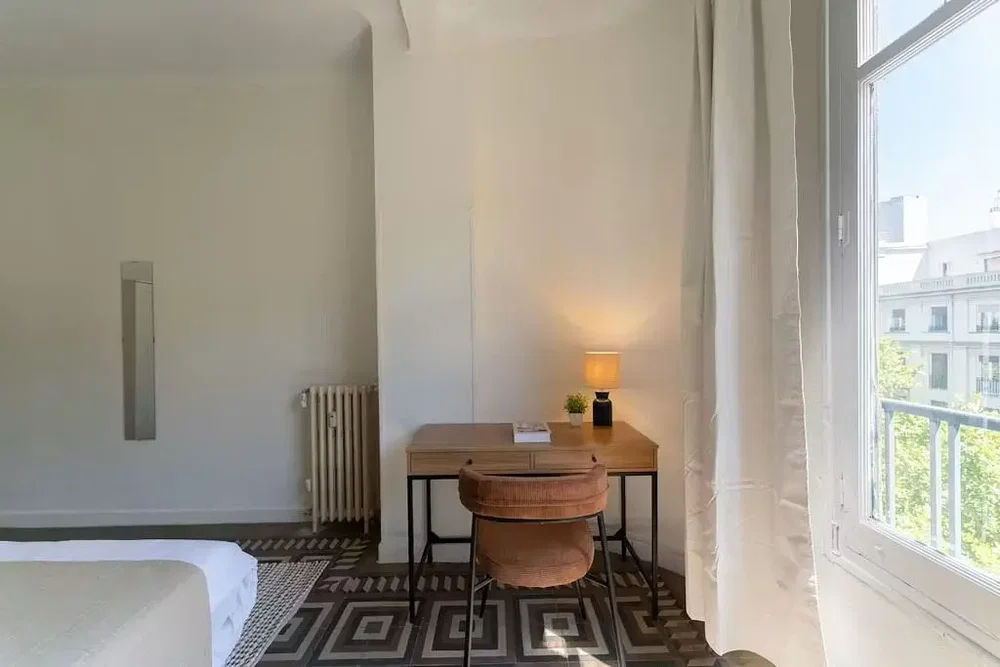 Camera da letto; luce naturale, pavimento in legno