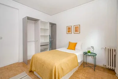 Camera da letto; pavimento in legno, luce naturale