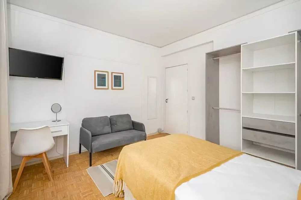 Camera da letto; luce naturale, pavimento in legno