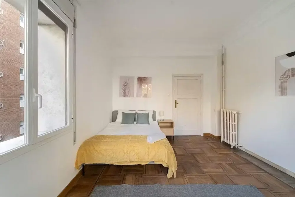 Slaapkamer; houten vloer, natuurlijk licht