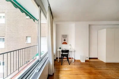 Spavaća soba; drveni pod, prirodno svjetlo, moderni stil