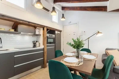Cucina; elettrodomestici, travi in legno, luce naturale, stile moderno