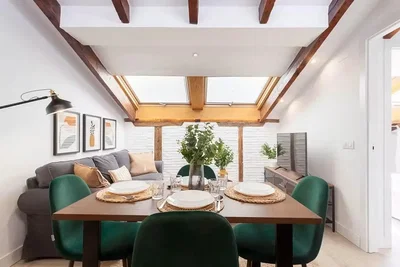 Soggiorno; luce naturale, travi in legno, stile moderno