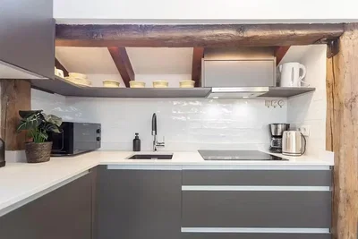 Cucina; elettrodomestici, travi in legno, luce naturale
