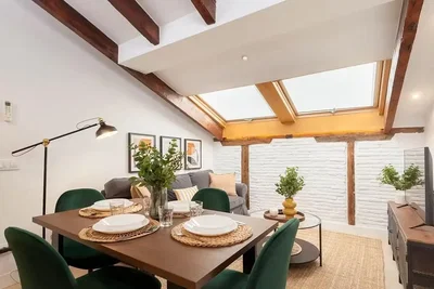 Soggiorno; luce naturale, travi in legno, stile moderno