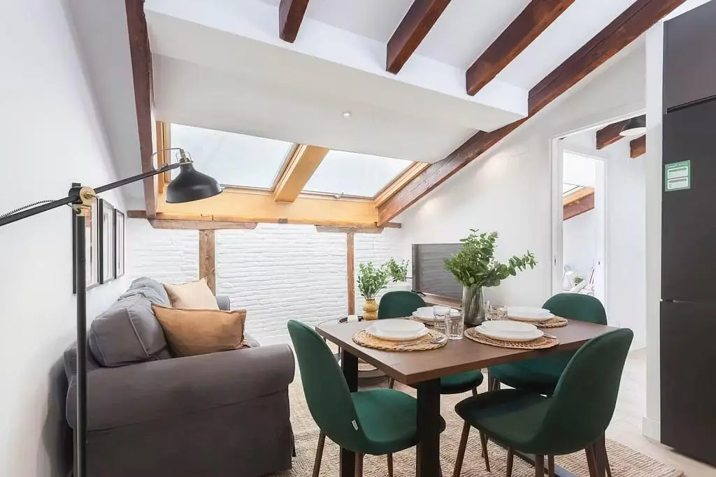 Soggiorno; luce naturale, travi in legno, stile moderno
