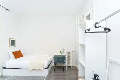 Camera da letto; luce naturale, pavimento in legno
