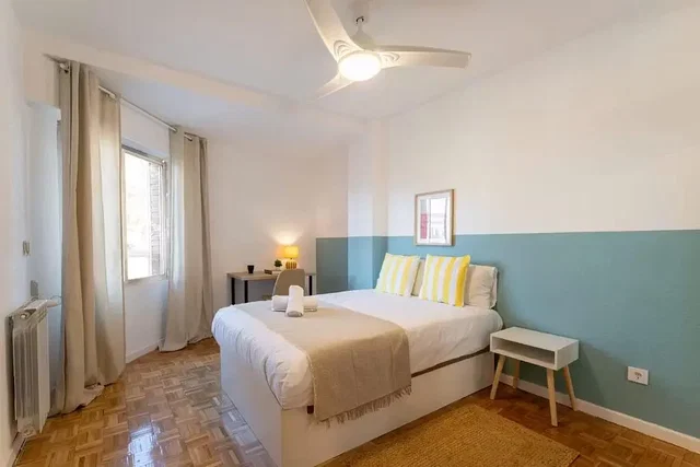 Dormitorio; suelo de madera, luz natural