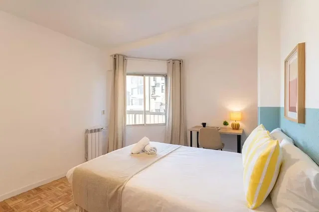 Chambre; lumière naturelle, parquet