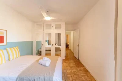 Camera da letto; luce naturale, pavimento in legno