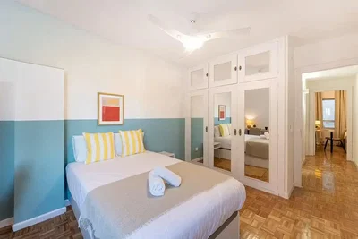 Camera da letto; pavimento in legno, luce naturale