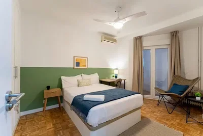 Camera da letto; pavimento in legno, luce naturale