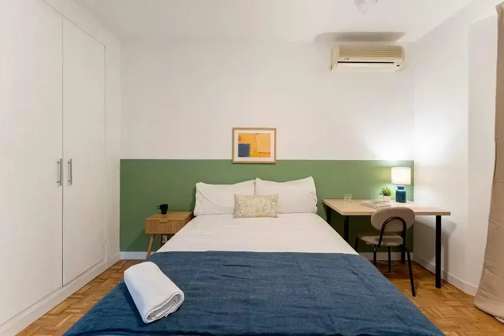 Camera da letto; pavimento in legno, luce naturale, stile moderno