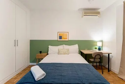 Camera da letto; pavimento in legno, luce naturale, stile moderno