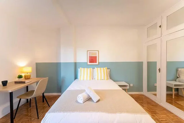 Dormitorio; luz natural, suelo de madera