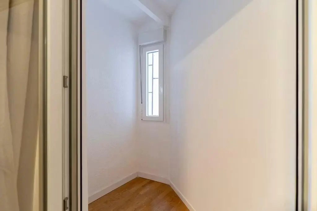 Camera; pavimento in legno, luce naturale