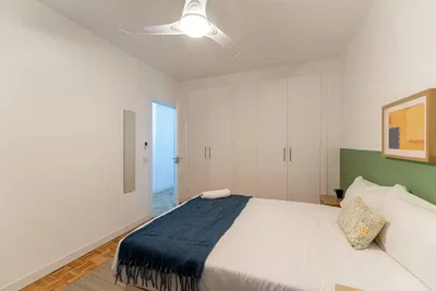 Camera da letto; pavimento in legno, luce naturale