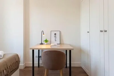 Camera da letto; pavimento in legno, luce naturale