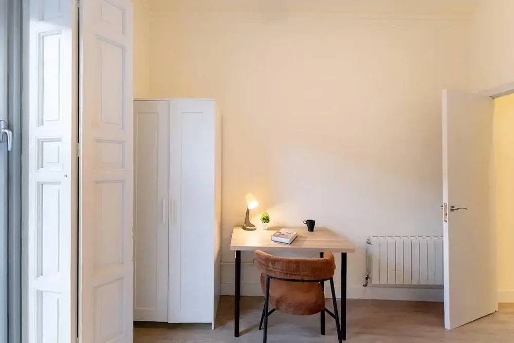 Dormitorio; suelo de madera, luz natural