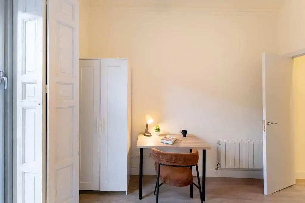 Dormitorio; suelo de madera, luz natural